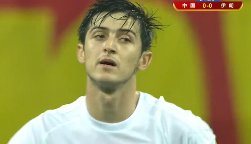 GIF:险些破门!阿兹蒙禁区内射门偏出_虎扑中国