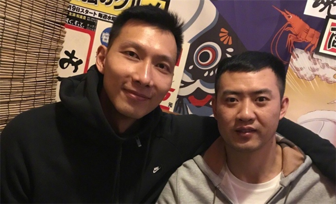 赛后易建联在微博上晒出了与浙江助教丁锦辉的合影.