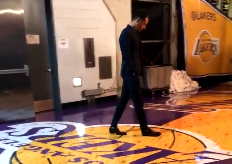 湖人6分惜败骑士,佩林卡在球员通道踱步思考 NBA新闻 第1张 湖人6分惜败骑士,佩林卡在球员通道踱步思考 NBA新闻 第1张