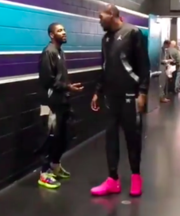 全明星赛后欧文和杜兰特在球员通道交谈,他俩_nba98