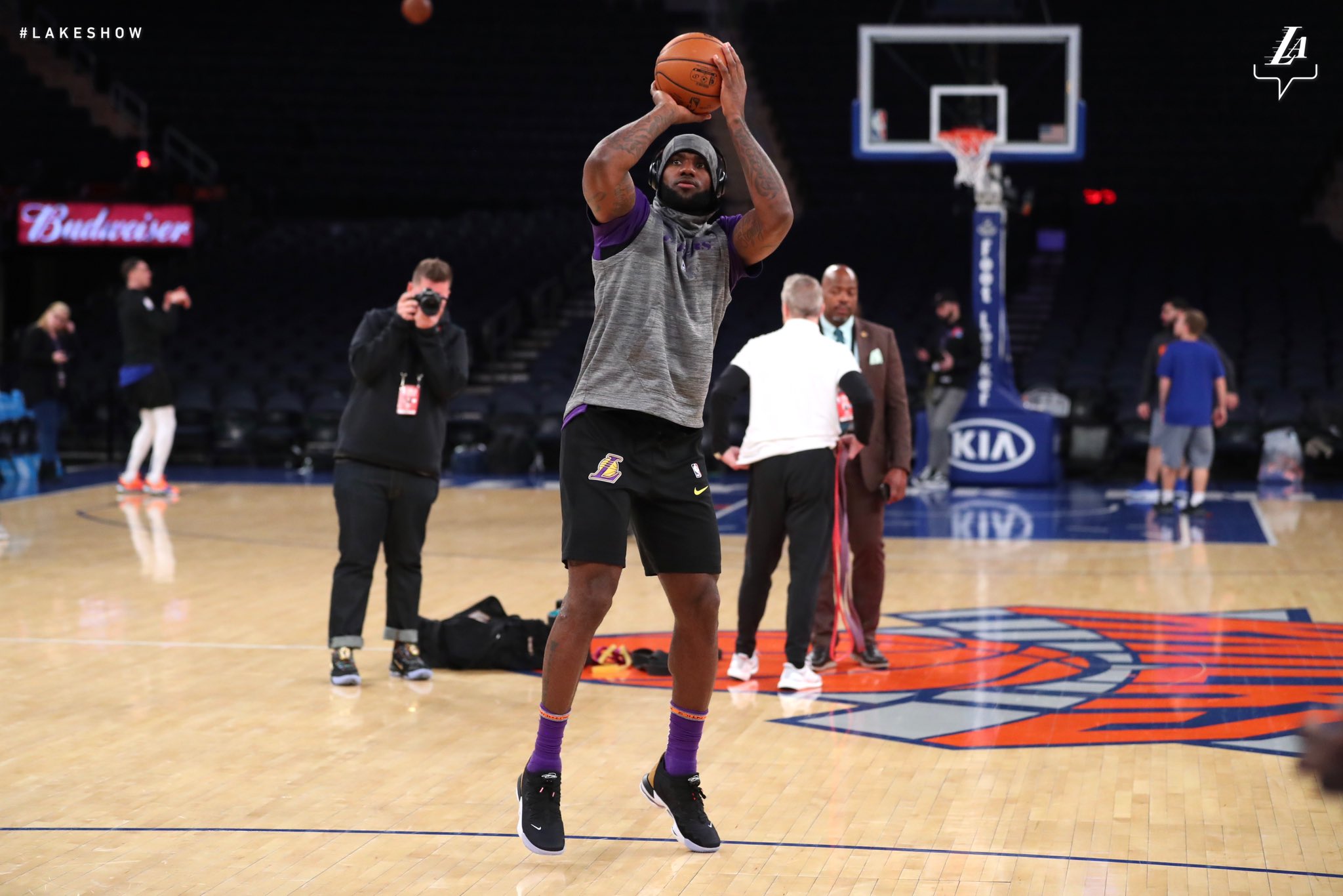 为了他们而战!詹姆斯赛前晒场边小球迷观看热身图 NBA新闻 第1张 为了他们而战!詹姆斯赛前晒场边小球迷观看热身图 NBA新闻 第1张
