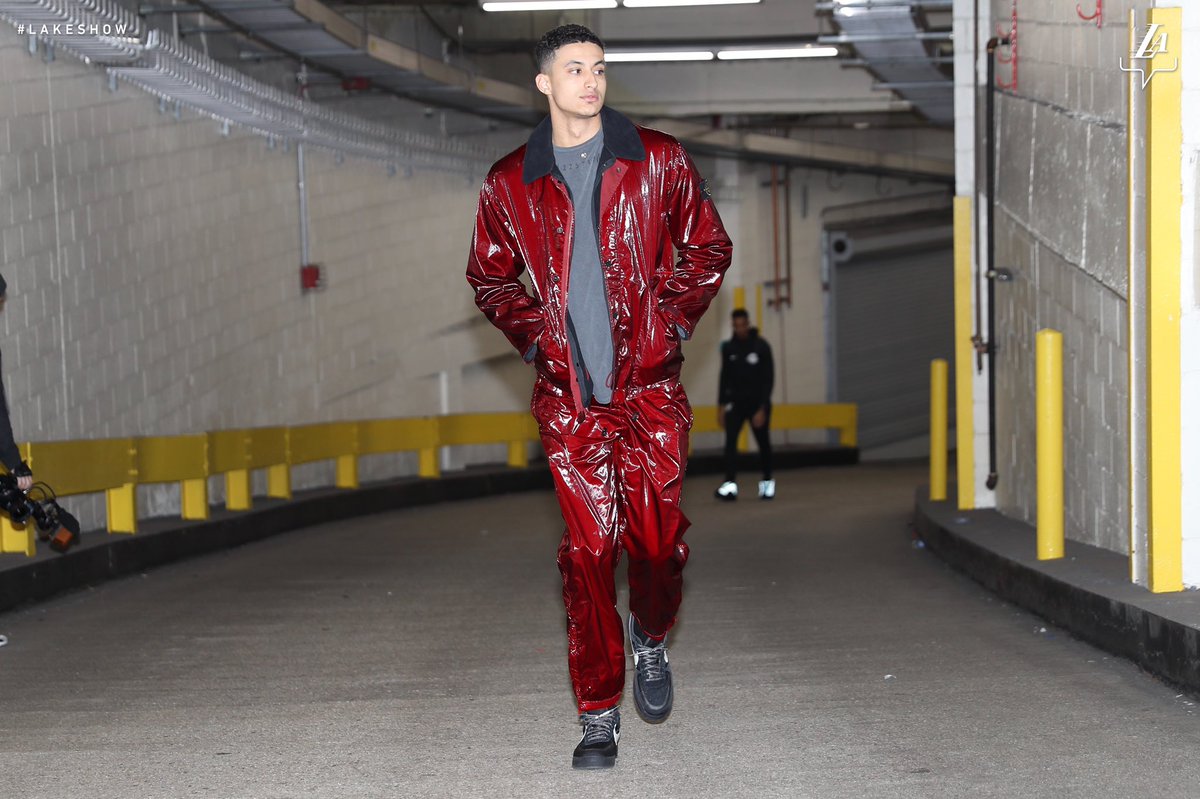 湖人球员抵达客场球馆,库兹马一身红色亮相 NBA新闻 第1张 湖人球员抵达客场球馆,库兹马一身红色亮相 NBA新闻 第1张