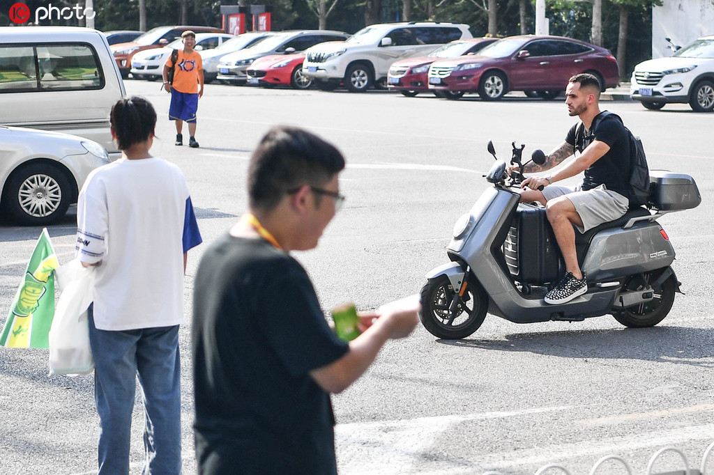 二图流:接地气!傲骨骑小电驴抵达国安训练基地