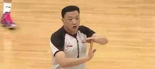 山东籍裁判叶楠将执法世界杯:鼓励中国男篮大胆身体对抗