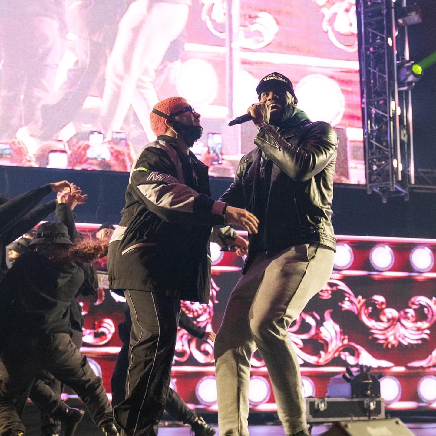 詹姆斯晒出昨日观看bad bunny演唱会现场照
