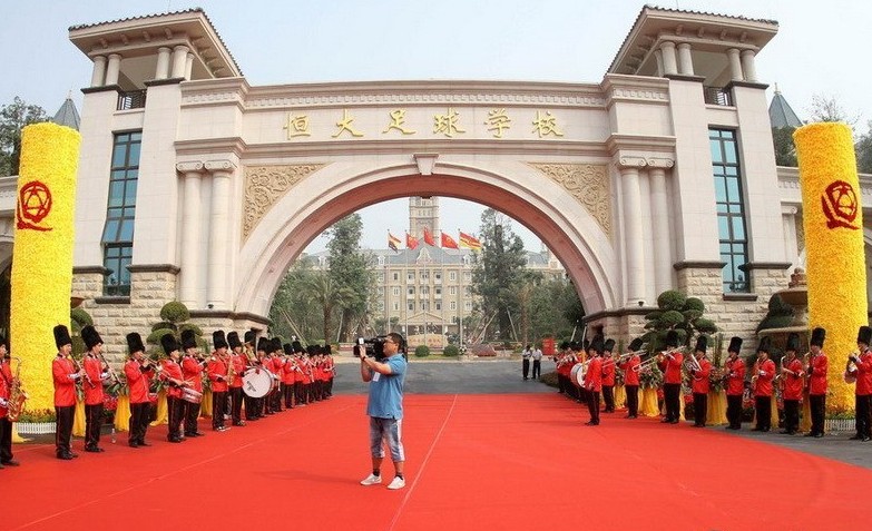 足球报赵震:恒大足校,让人心痛的开幕式_虎扑