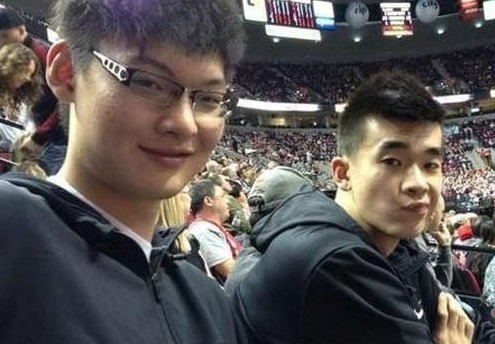 王哲林近视700度,比赛时需戴隐形眼镜_虎扑C