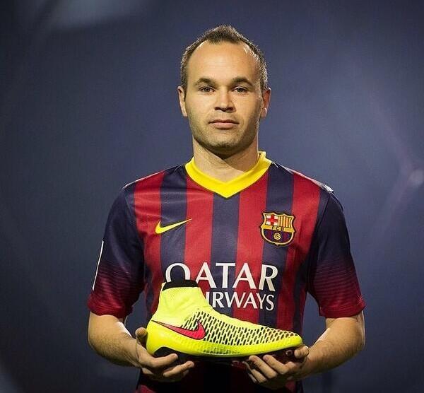 伊涅斯塔今天展示了自己的新球鞋.