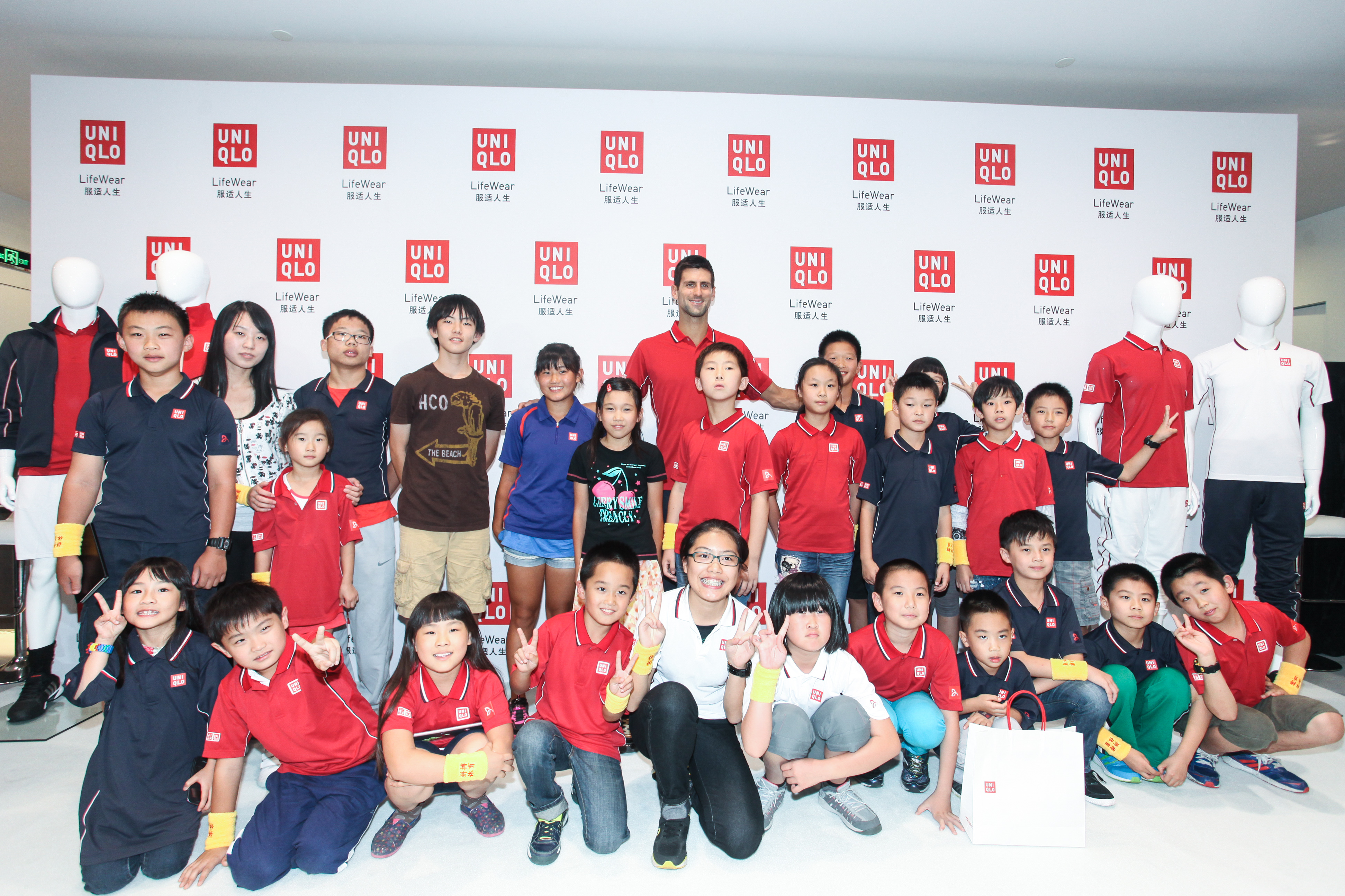 德约科维奇亲临优衣库上海旗舰店与球迷互动_