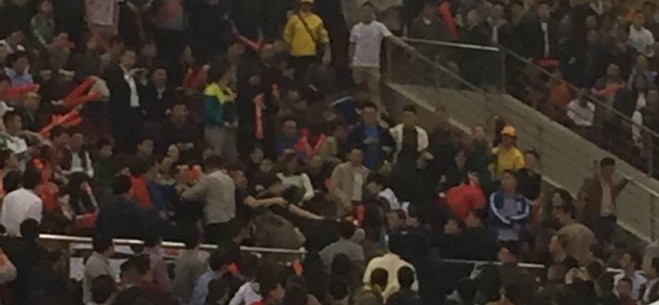 火爆!总决赛G4现场球迷多次爆发冲突_虎扑CB