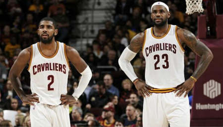 [流言板]全能!詹姆斯左手连中底角三分