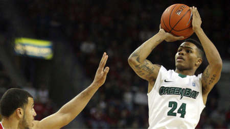 [流言板]马刺签下落选秀凯弗-赛克斯