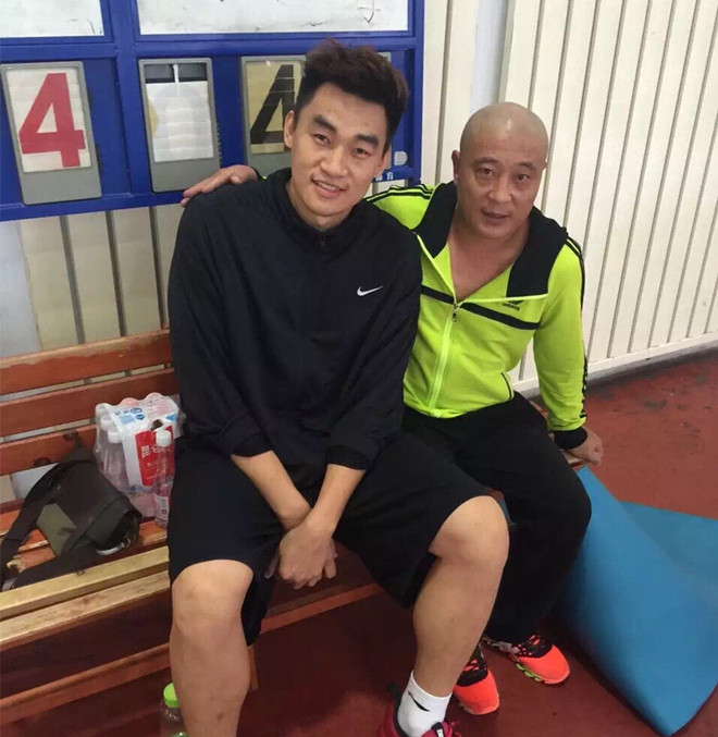 钟诚晒队友与尼古拉斯-赵四合影