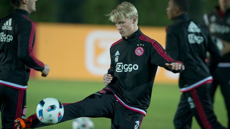 多尔贝尔首次亮相阿贾克斯一队训练