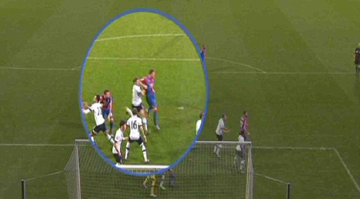 肘击费尔通亨,水晶宫前锋面临禁赛_虎扑国际足