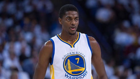 [流言板]贾斯汀-霍勒迪无缘勇士主场领取冠军戒指