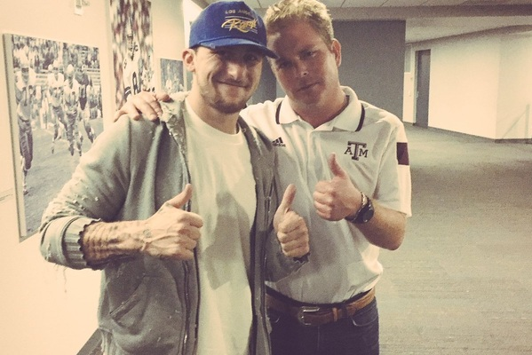 强尼-曼泽尔在德州农工戴洛杉矶公羊帽子