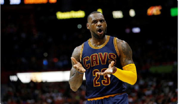 真领袖!詹姆斯赛后独自整理更衣室脏衣服_虎扑