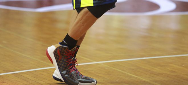 易建联:脱鞋为发泄,已诚恳道歉