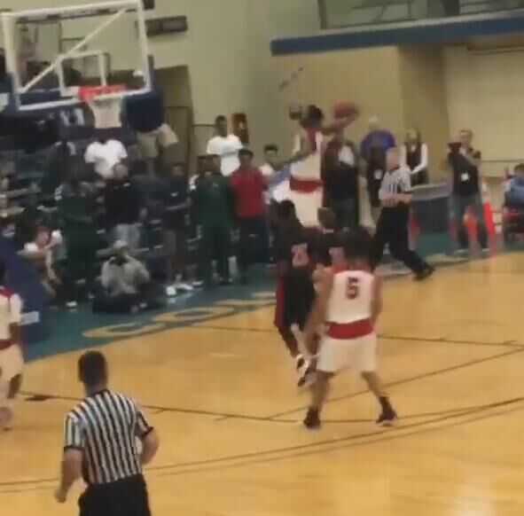 没有NBA进球集锦?来看看16岁少年的扣篮秀_