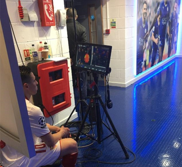 纳斯里被罚出场后坐在球员通道看电视直播_虎