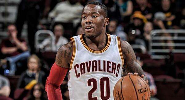 骑士从发展联盟召回新秀后卫凯-费尔德