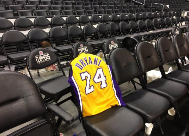 快船主场球迷退场前留下科比球衣_虎扑NBA新