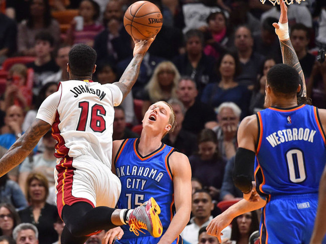 辛格勒斗牛被小孩子晃趴 故意的?_虎扑NBA新