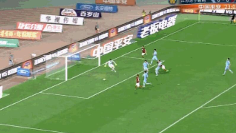 GIF:野牛快速推进倒三角,拉维奇推射滑门而出