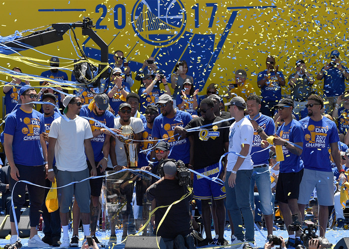 勇士夺冠后在奥克兰中心举行庆祝游行