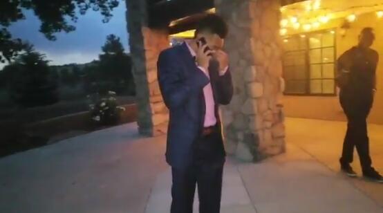 德里克-怀特接到波波维奇电话后热泪盈眶