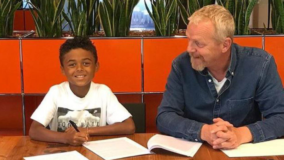 未来之星!克鲁伊维特9岁的小儿子与耐克签约