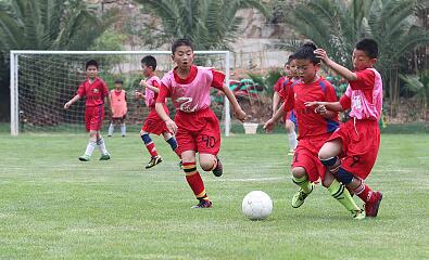新华社点评近期草根足球热点事件:应尊重足球