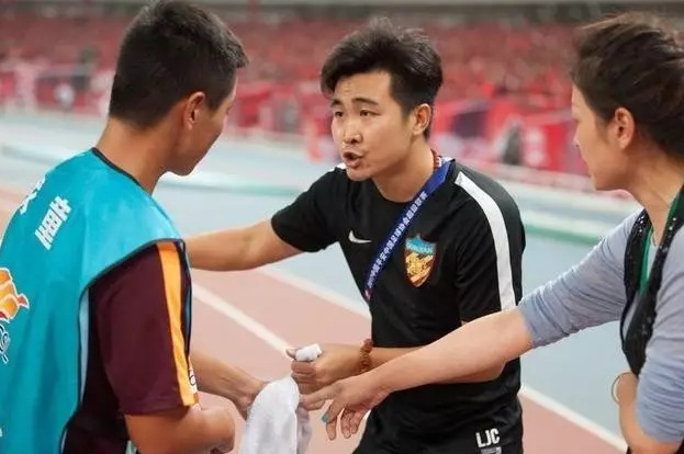 上港跟队记者:毛巾事件孰是孰非很明朗_虎扑