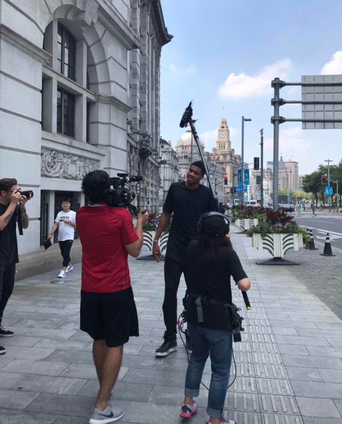 NBA官方发布阿德托昆博抵达上海的照片_虎扑