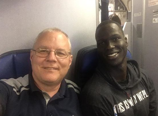 梅克乘坐美联航,放弃豪华经济舱座位以助飞机