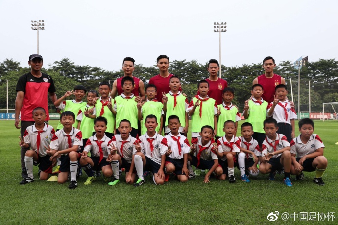 广州足球小将参观恒大训练基地,与温家宝等人