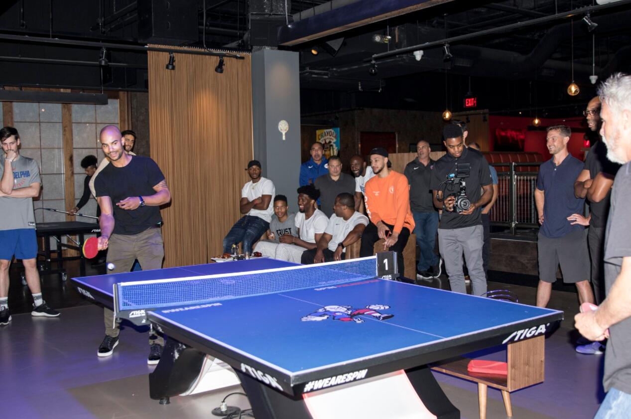 76人进行队内乒乓球赛:贝勒斯击败主教练夺冠