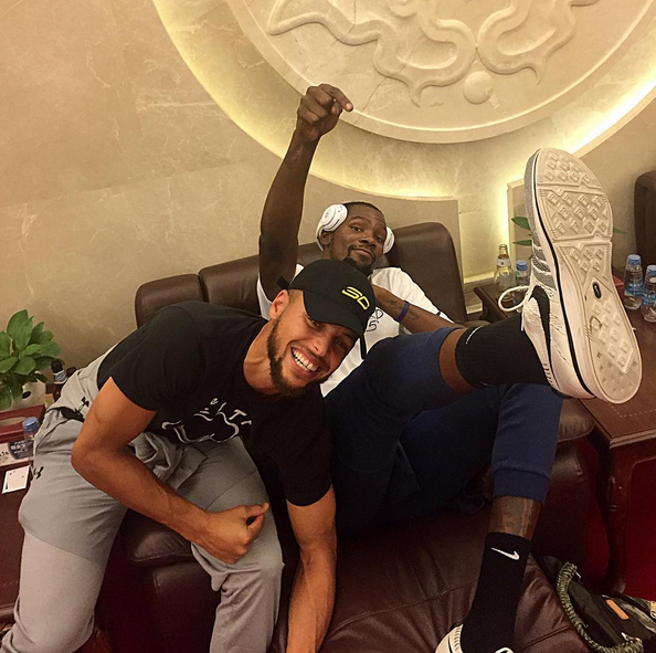 库里与杜兰特嬉戏:干嘛那么严肃_虎扑NBA新闻