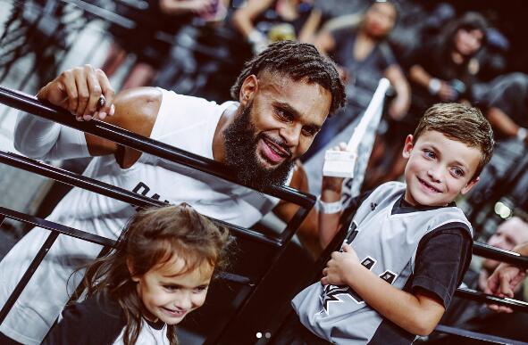 马刺官方晒出加索尔米尔斯与小球迷的合照