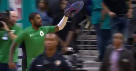 凯里-欧文在比赛结束后将球鞋送给球迷 - NBA