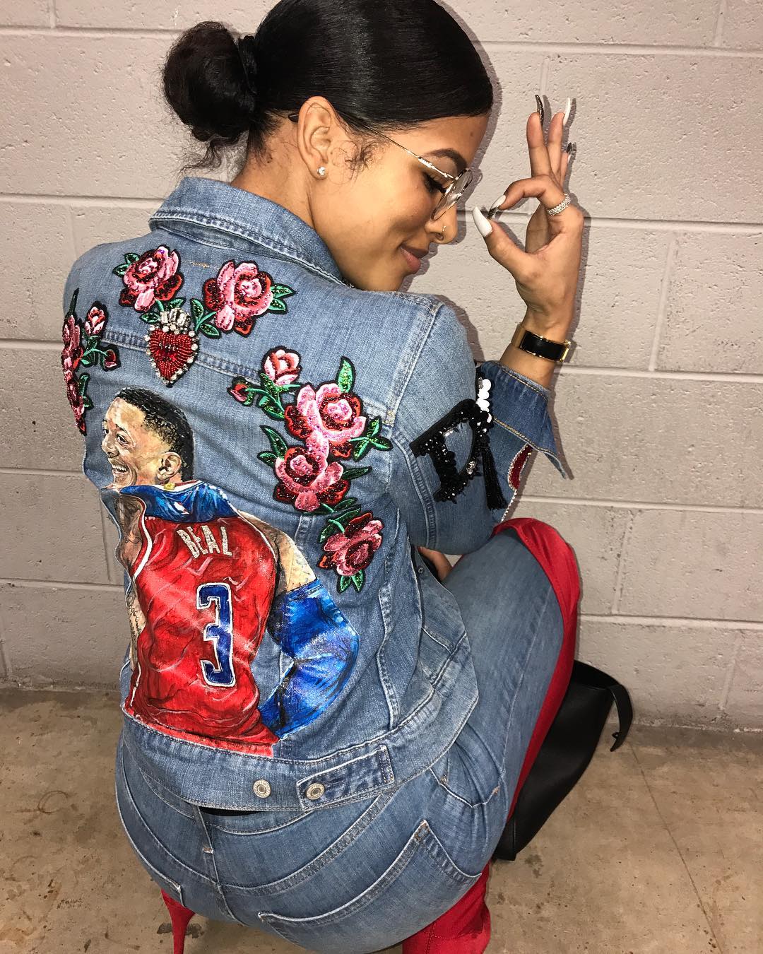 比尔女友穿上印有比尔形象的牛仔服