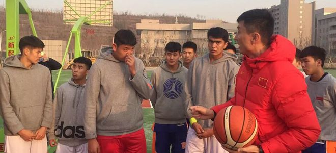国家队主教练杜锋与乌鲁木齐一中学生交流篮球