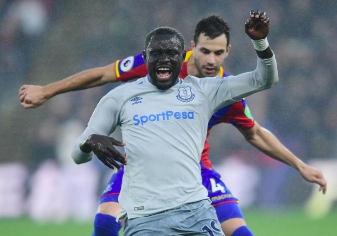 官方:埃弗顿前锋尼亚斯因假摔被禁赛两场_虎扑