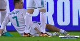 GIF：C罗开场即遭蹬踏，小腿留下三道印记