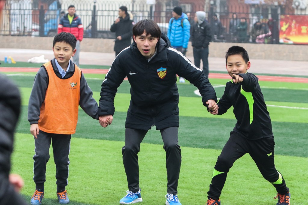 投身公益,张修维与天津小学的孩子们一起踢球