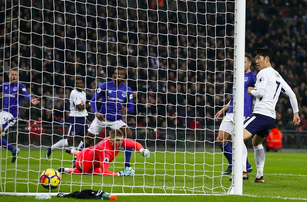 GIF：孙兴慜中路抢点破门，追平迪福纪录