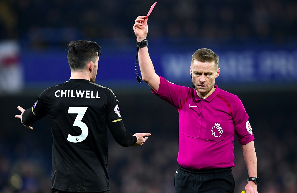 GIF：蓝狐后卫飞铲摩西，两黄变一红被罚下场