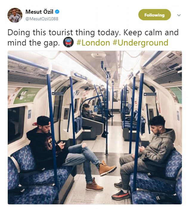 拒绝超跑，厄齐尔穿古驰卫衣坐地铁游伦敦