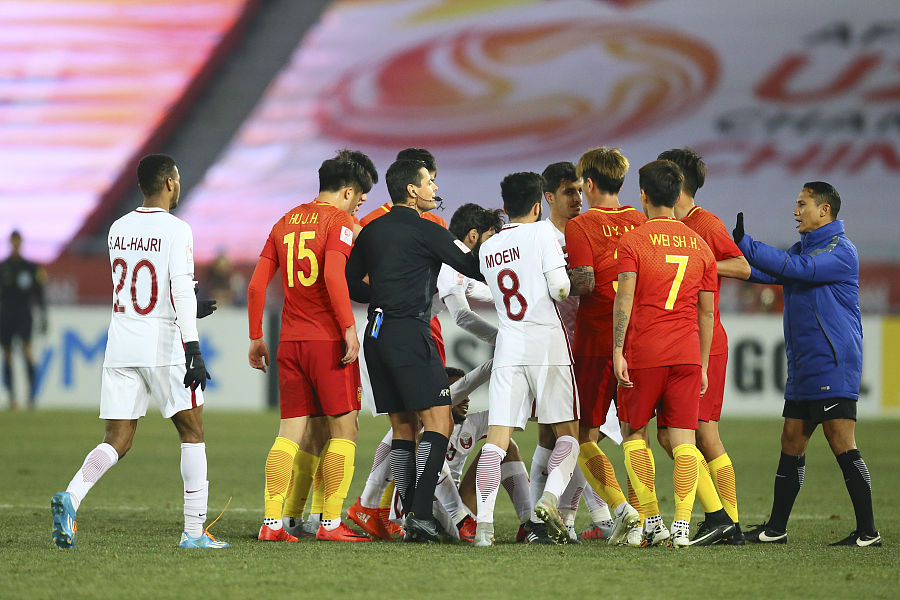 人民日报:中国足球全方位落后,球员需学会挫折中成长